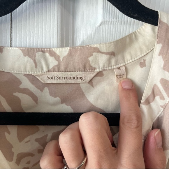 Soft  Surroundings Roselyn Beige & Cream Floral Pockets High Low Top Tunic sz M. - Picture 3 of 6